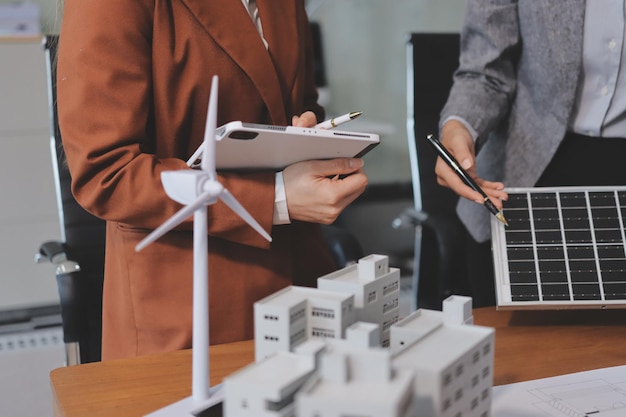 Discusión entre empresarios sobre los últimos desarrollos en tecnología de paneles solares y energía solar Concepto de ciudad ambiental