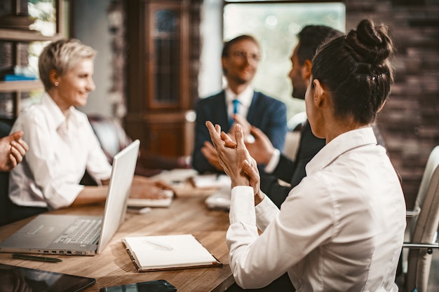 Discusión del equipo de negocios durante la reunión de negocios