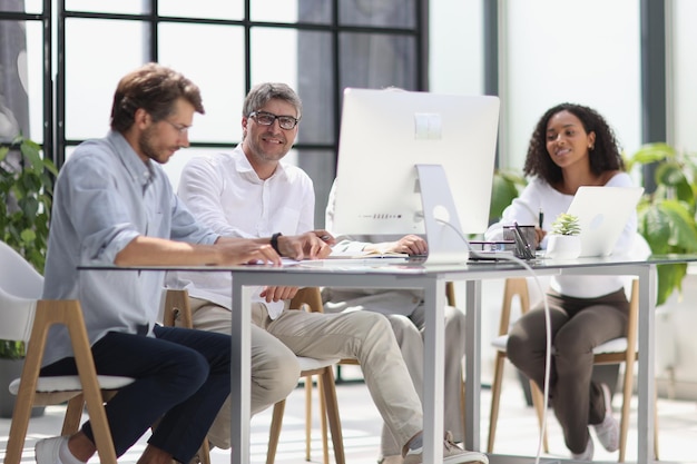 Discusión de gente de negocios en la oficina sentada