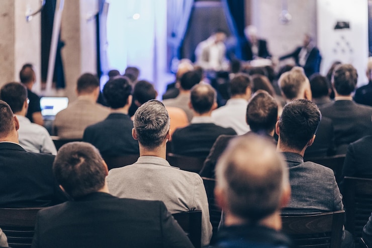 Foto discusión en mesa redonda en una conferencia empresarial
