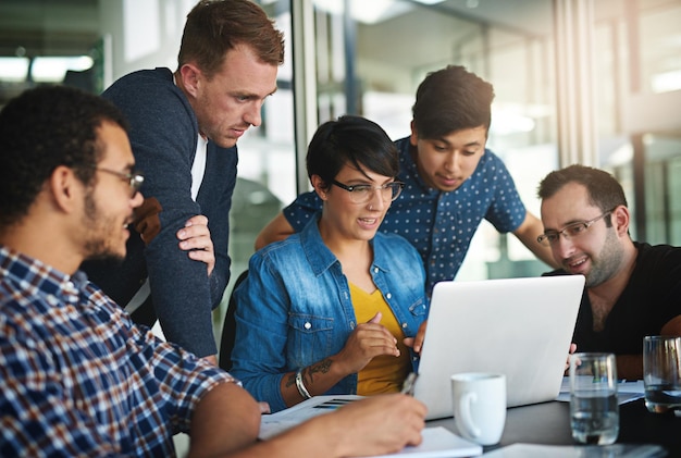 Discusión de oficina y gente de negocios en computadora portátil para sitio web de investigación y proyecto en línea Agencia creativa empresa emergente y hombres y mujeres en computadora para planificar trabajo en equipo y colaboración