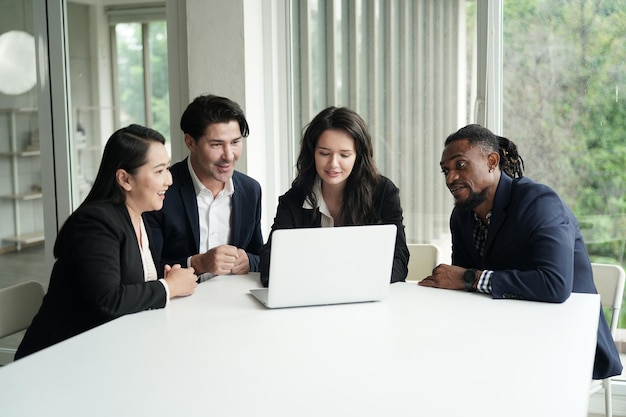 Discusiones de negocios Fotografía de mujeres de negocios haciendo una lluvia de ideas en un grupo de jóvenes en una oficina moderna