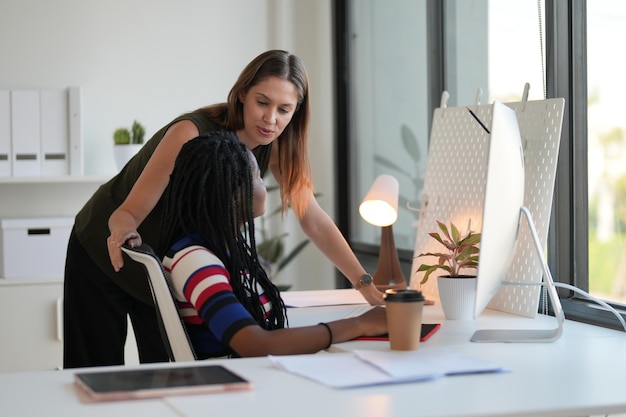 Discusiones de negocios Fotografía de mujeres de negocios haciendo una lluvia de ideas en una oficina