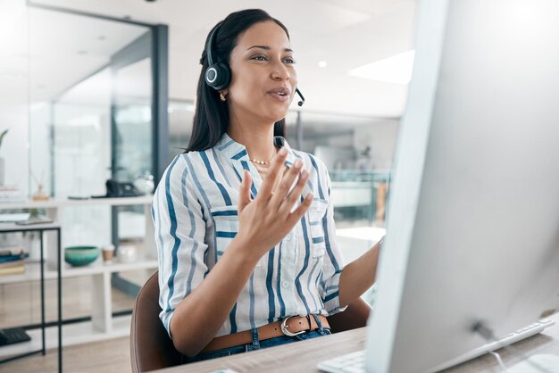 Foto discussão de call center e conversa de negócios de crm em um computador trabalhando em suporte, ligue para a rede da empresa de telemarketing e entre em contato conosco como consultor em uma consulta digital para obter ajuda técnica