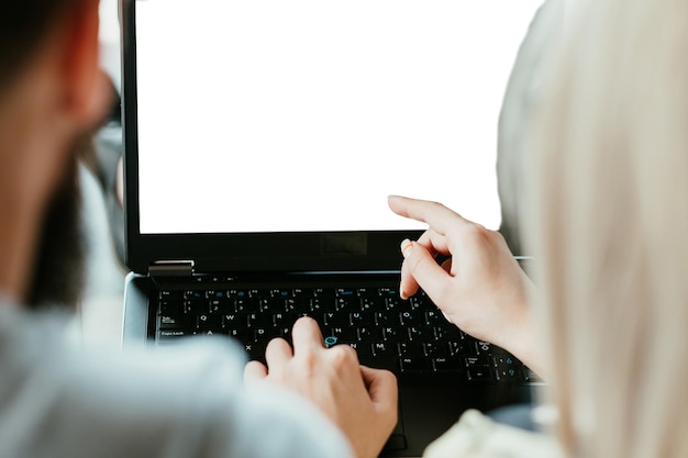 Discussão de comunicação empresarial e trabalho em equipe homem e mulher falando sobre mulher de trabalho apontando para a tela do laptop