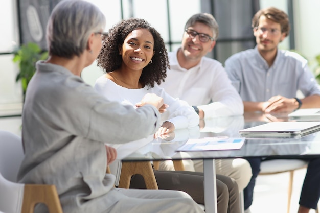 Discussão de empresários bem sucedidos no escritório