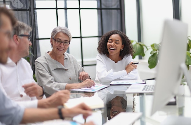 Discussão de empresários no escritório sentados à mesa