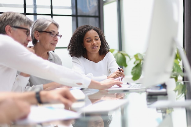 Discussão de empresários no escritório sentados à mesa