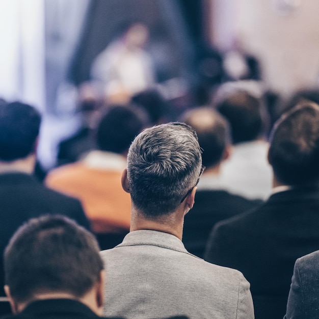 Discussão de mesa redonda na convenção de negócios e audiência de apresentação no salão de conferências