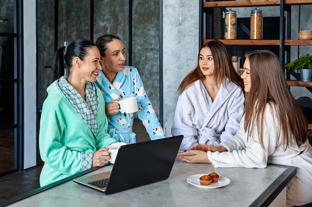 Discussão de negócios de família no café da manhã, mulheres de roupão sentadas à mesa de jantar