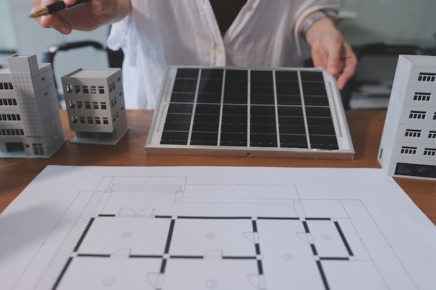 Discussão entre empresários sobre os últimos desenvolvimentos na tecnologia de painéis solares e energia solar Ambiente cidade conceito