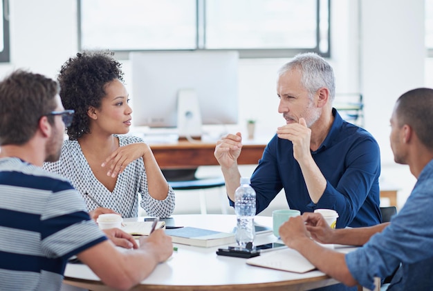 Discutiendo opciones Captura de un grupo de diseñadores trabajando en una oficina