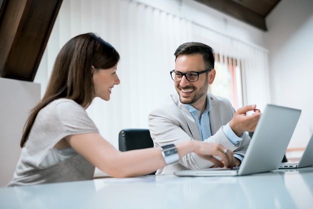 Foto discutiendo sobre el proyecto. gente de negocios en la oficina.