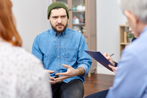 Discutindo a fobia na sessão de terapia em grupo