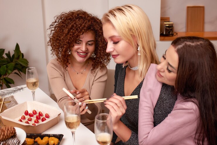 Foto discutindo as últimas fofocas três belas mulheres jovens falando e sorrindo enquanto bebem vinho