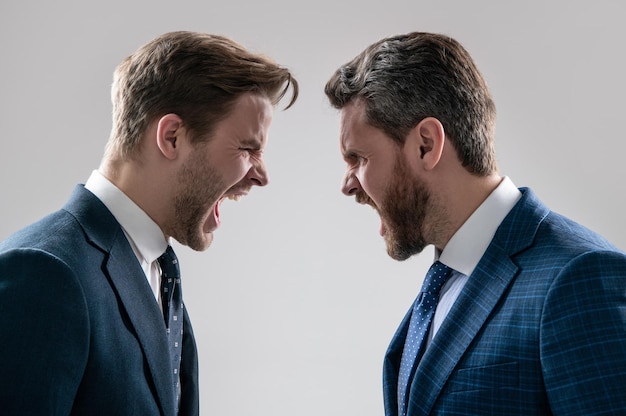 Discutindo empresários homens insatisfeitos discutem fracasso colegas têm desacordo conflito gritando empresários cara a cara desrespeito e contradição parceiros de negócios culpam uns aos outros