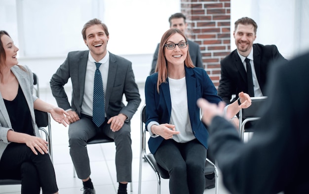 Discutindo o relatório financeiro corporativo com a equipe conversando com os funcionários