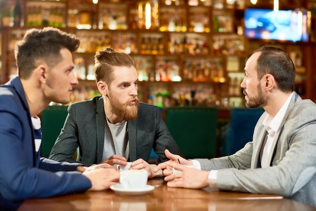 Discutindo projeto ambicioso com colegas de trabalho