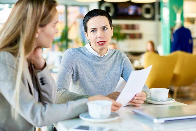 Discutir estadísticas con el compañero de trabajo