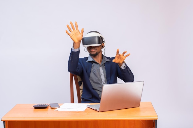 Diseñador africano está probando un casco de realidad virtual en la nueva oficina