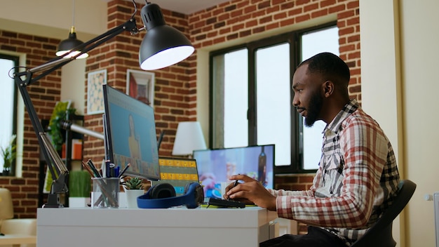 Diseñador afroamericano trabaja con software de edición de fotos
