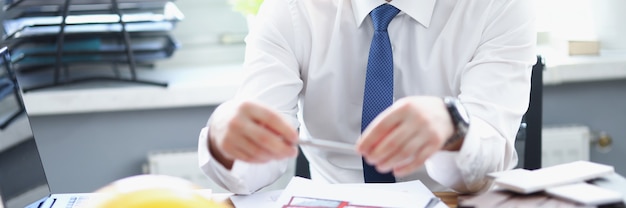 Diseñador arquitecto masculino está sentado en su mesa de trabajo