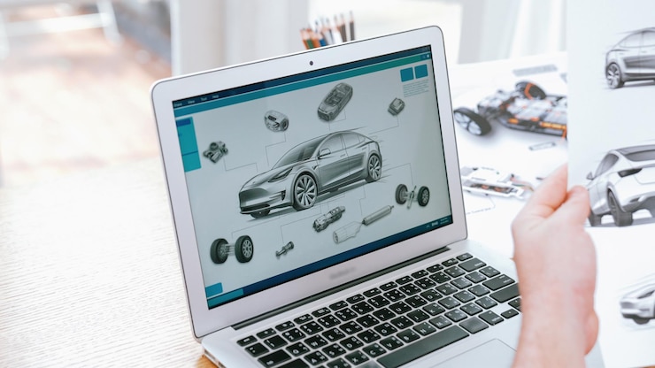 Foto diseñador de automóviles analizando cuidadosamente el prototipo de automóvil synchronos