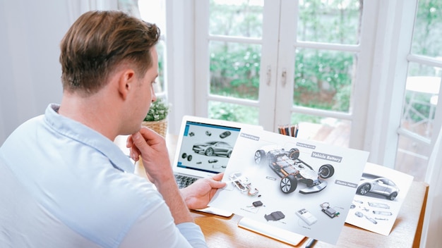Diseñador de automóviles analizando cuidadosamente el prototipo de automóvil Synchronos