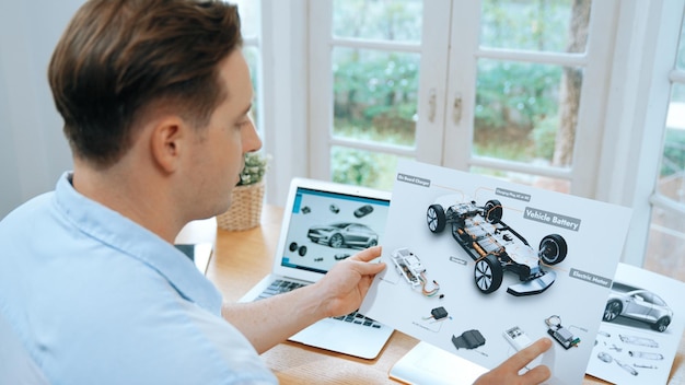 Diseñador de automóviles analizando cuidadosamente el prototipo de automóvil Synchronos