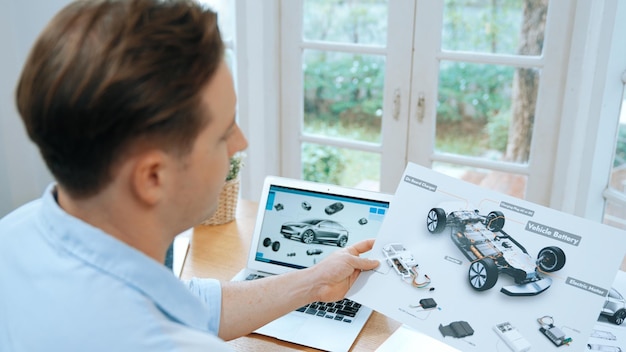 Diseñador de automóviles analizando cuidadosamente el prototipo de automóvil Synchronos