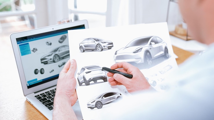 Foto diseñador de automóviles analizando cuidadosamente el prototipo de automóvil synchronos