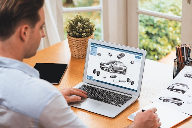 Diseñador de automóviles analizando cuidadosamente el prototipo de automóvil Synchronos