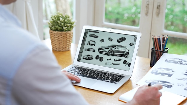 El diseñador de automóviles analizando cuidadosamente los prototipos de automóviles sincrónicos
