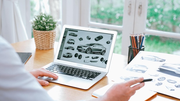 El diseñador de automóviles analizando cuidadosamente los prototipos de automóviles sincrónicos