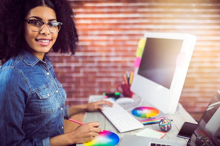 Foto diseñador casual mujer sonriendo y trabajando