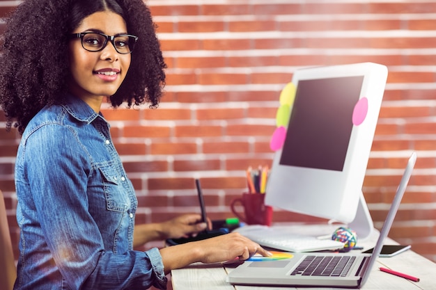 Diseñador casual mujer sonriendo y trabajando