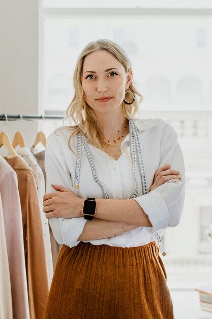 Diseñador con una cinta métrica alrededor de su cuello