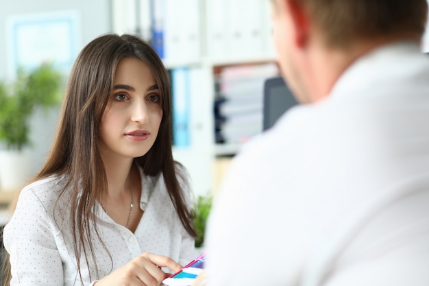 Diseñador discutiendo condiciones con el cliente