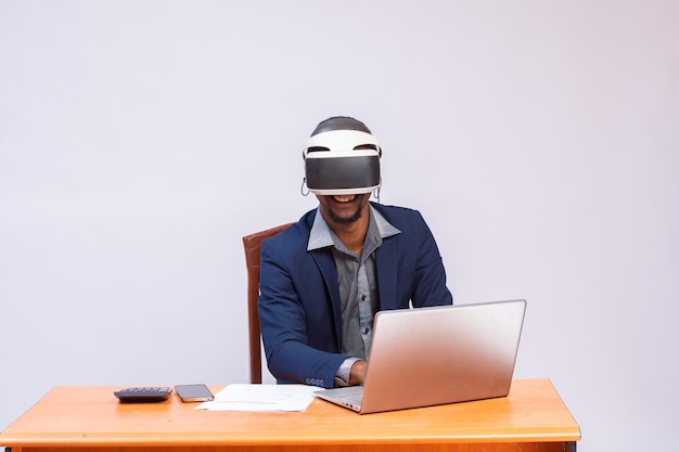 El diseñador está probando un casco de realidad virtual en la nueva oficina
