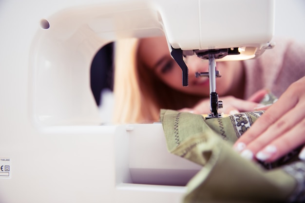 Diseñador femenino con máquina de coser