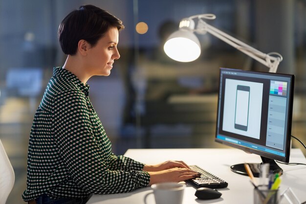 diseñador gráfico con computadora trabajando en la oficina