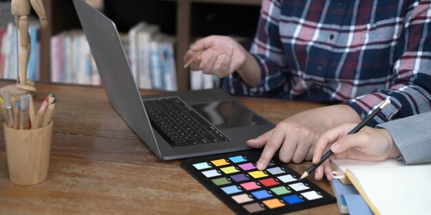 diseñador gráfico creatividad creativa trabajando juntos colorear usando tableta gráfica y un lápiz en el escritorio con un colega