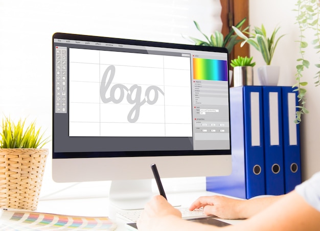 Diseñador gráfico diseñando un logotipo en la computadora