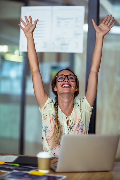 Foto diseñador gráfico emocionado sentado con laptop