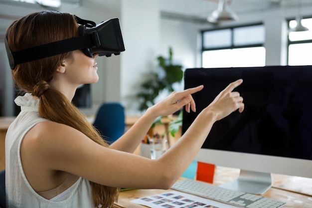 Foto diseñador gráfico femenino con casco de realidad virtual