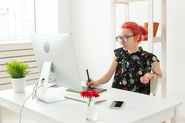 Diseñador gráfico gente concepto joven diseñador hipster femenino con tableta gráfica trabajando en la oficina