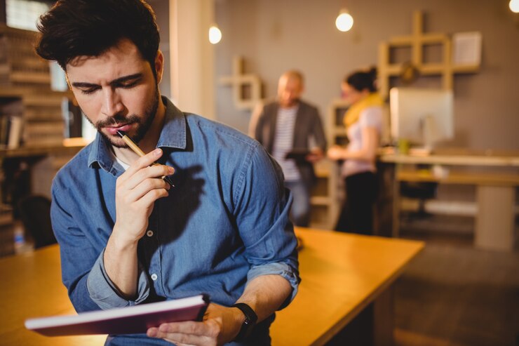 Foto diseñador gráfico leyendo notas de su diario
