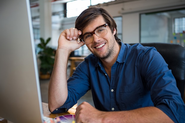 Diseñador gráfico masculino en el escritorio