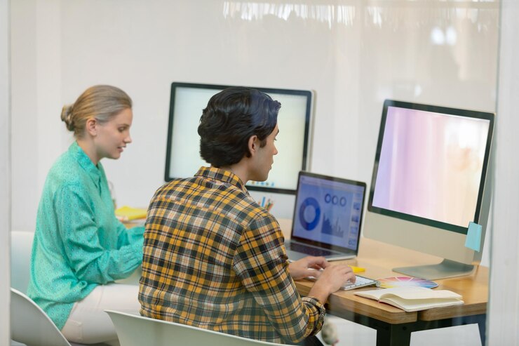 Foto diseñador gráfico masculino y femenino trabajando en computadora