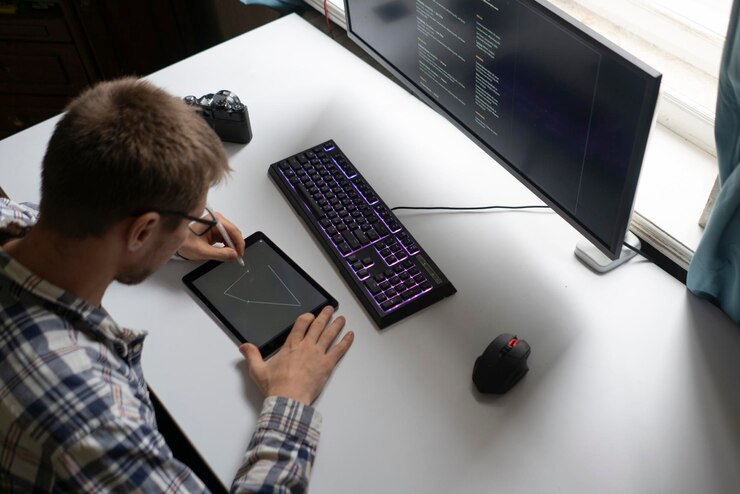 Foto un diseñador gráfico masculino que trabaja con stiylus y tableta en el estudio